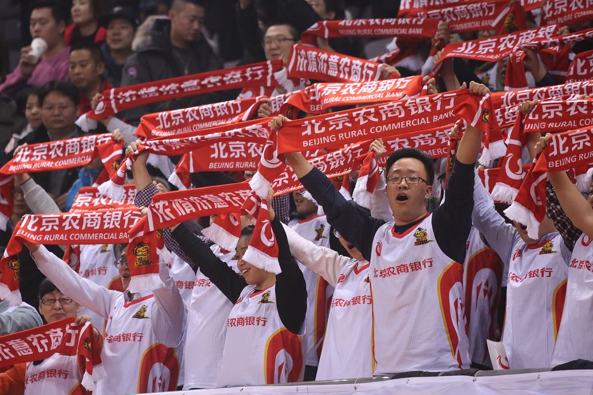 球队助教表示球员在比赛中有所进步的英文